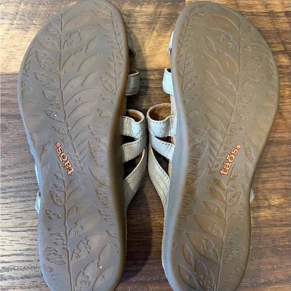 Taos Footwear Women's Taupe Sandals - Picture 2 of 3